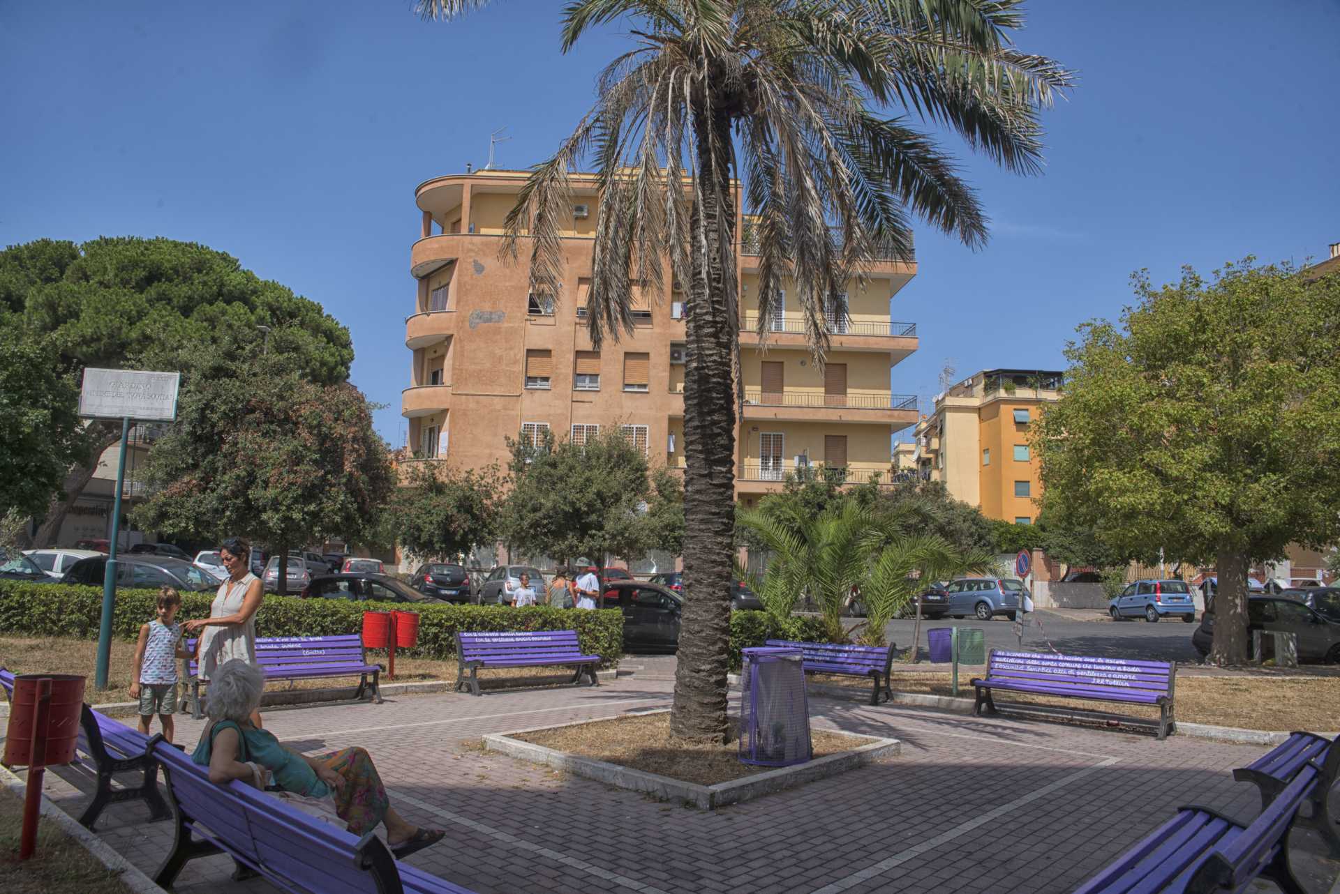 La piazza della gentilezza a Ostia